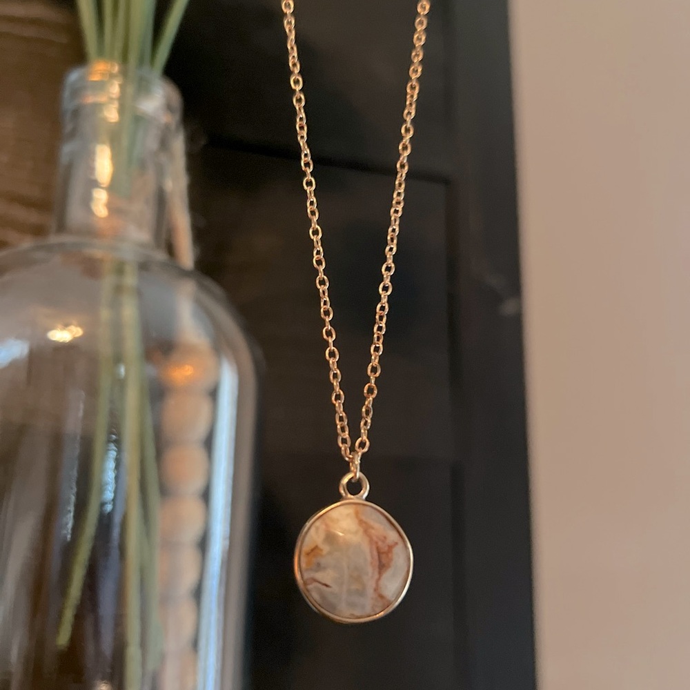 Beautiful and elegant. Agate and gold pendant - 18”